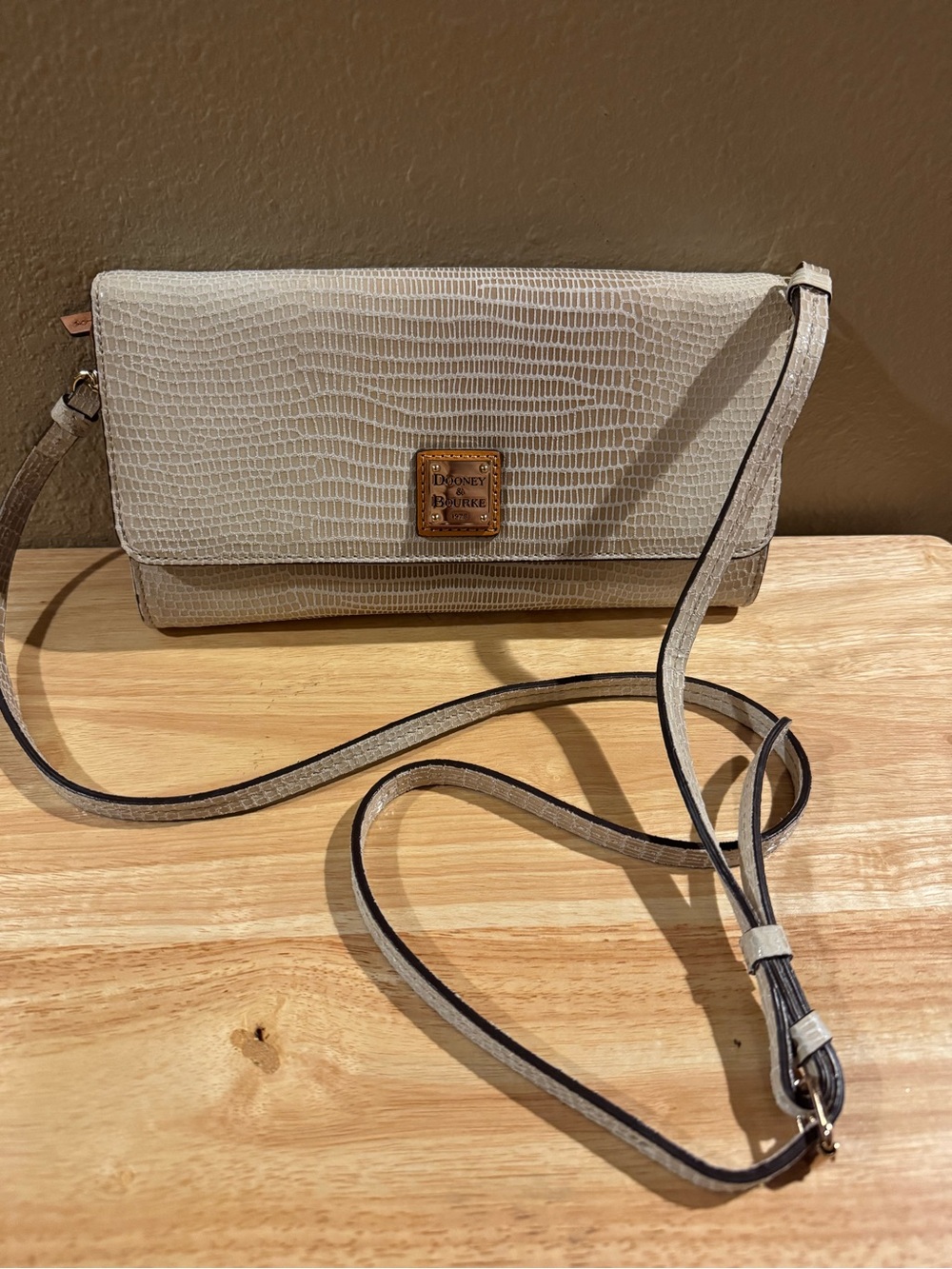 Dooney & Bourke Beige Lizard Embossed Leather Crossbody Clutch Bag - Picture 9 of 9